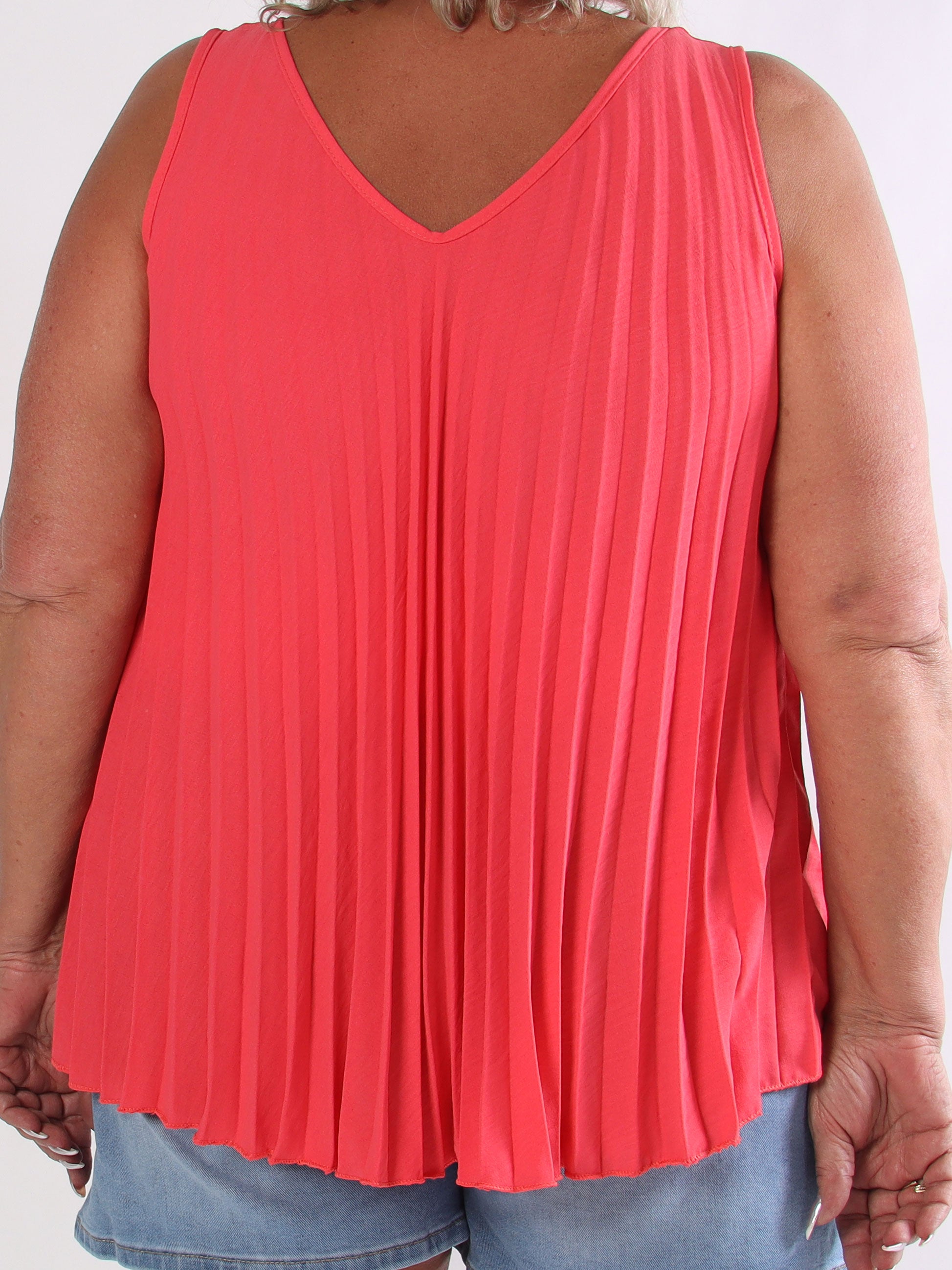 Linda Top - Fin plisseret plus size top i viskoseblanding med V-udskæring
